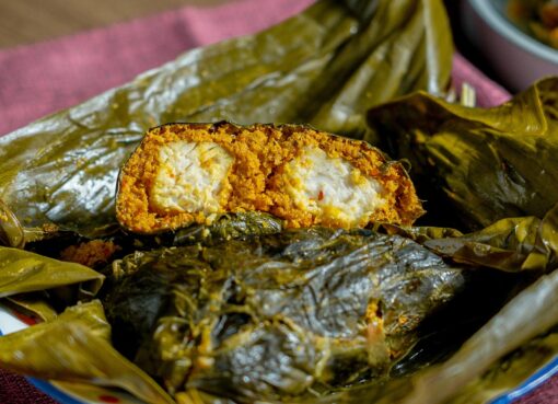 Pendap khas Bengkulu yang dibungkus daun talas, siap untuk disajikan dengan nasi hangat