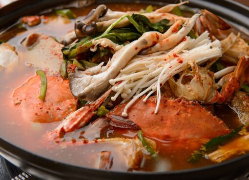 Sop rajungan khas Indonesia dengan kuah rempah yang gurih dan potongan daging rajungan segar, siap dinikmati