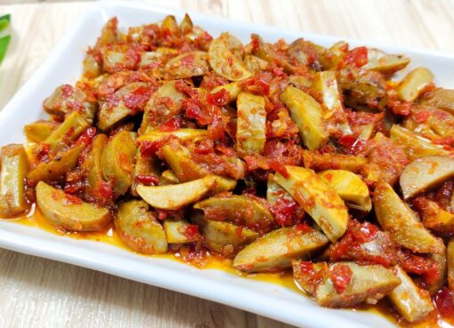 Jengkol Balado pedas gurih, dengan bumbu balado merah yang meresap sempurna dan potongan jengkol empuk