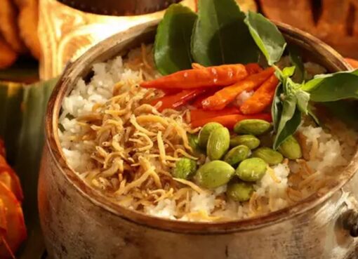Sepiring nasi lesah khas Magelang dengan kuah santan gurih, ayam suwir, tahu goreng, dan pelengkap bawang goreng