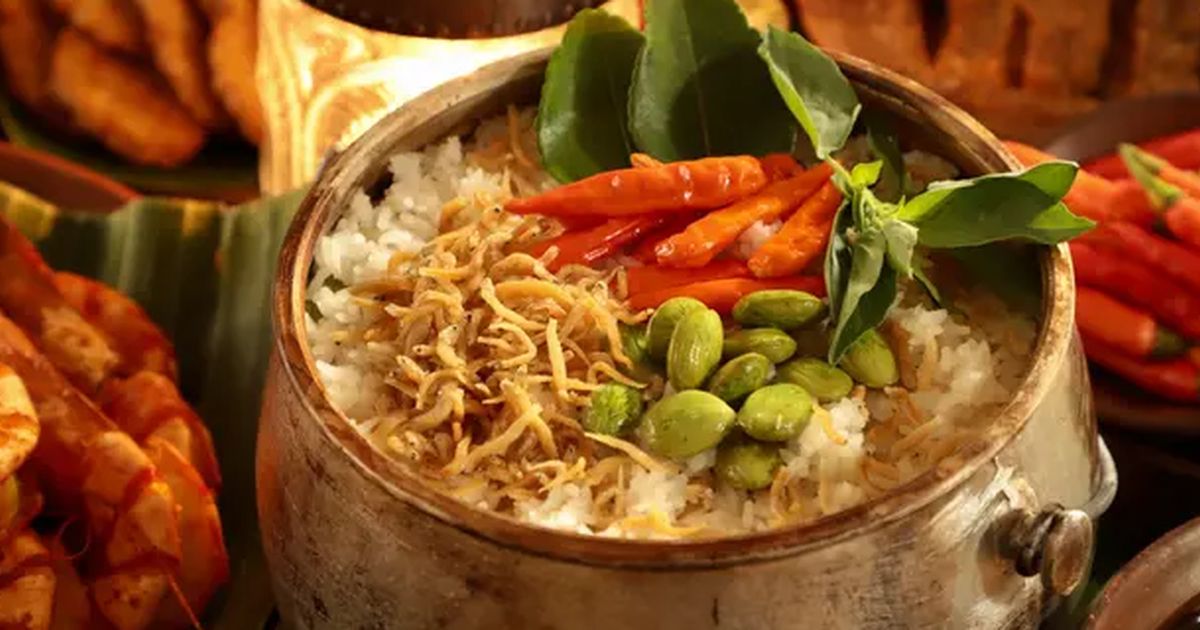 Sepiring nasi lesah khas Magelang dengan kuah santan gurih, ayam suwir, tahu goreng, dan pelengkap bawang goreng