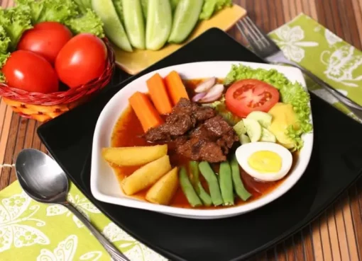 Sepiring Selat Solo khas Surakarta dengan kuah manis gurih, daging empuk, dan aneka sayuran segar