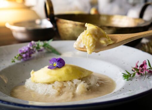 Sepiring ketan durian hangat dengan siraman saus santan gurih dan gula aren cair, menggugah selera setiap pecinta durian