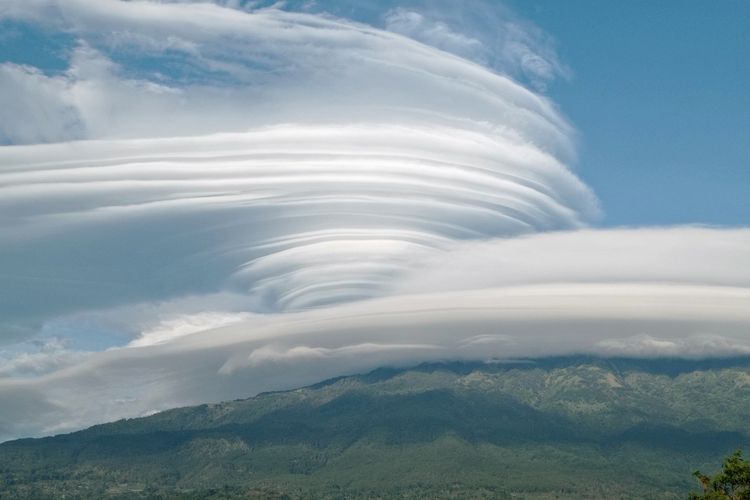 Awan Lenticular: Fenomena Atmosfer yang Memikat dan Sarat Makna