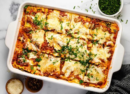Lasagna keju yang menggoda dengan lapisan pasta lembut, saus daging kaya rasa, dan keju mozzarella meleleh di atasnya