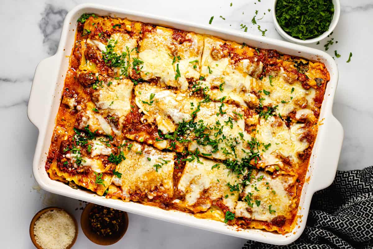Lasagna keju yang menggoda dengan lapisan pasta lembut, saus daging kaya rasa, dan keju mozzarella meleleh di atasnya