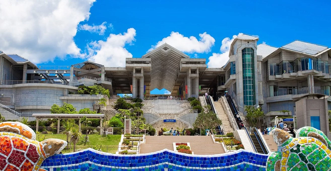 Okinawa Churaumi Aquarium: Menyelami Dunia Bawah Laut dengan Teknologi Modern