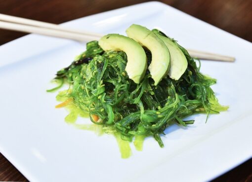 Salad rumput laut segar dengan mentimun, wortel, dan taburan biji wijen panggang
