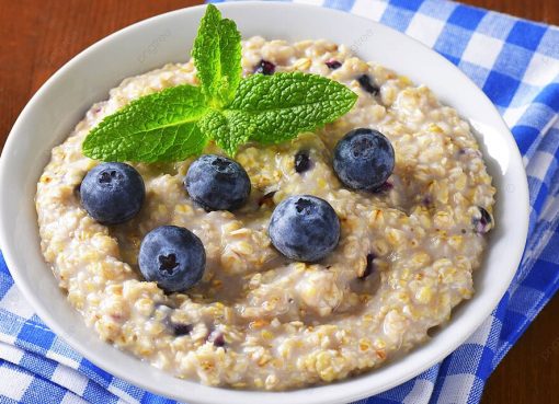 Semangkuk bubur gandum hangat yang disajikan dengan topping buah segar