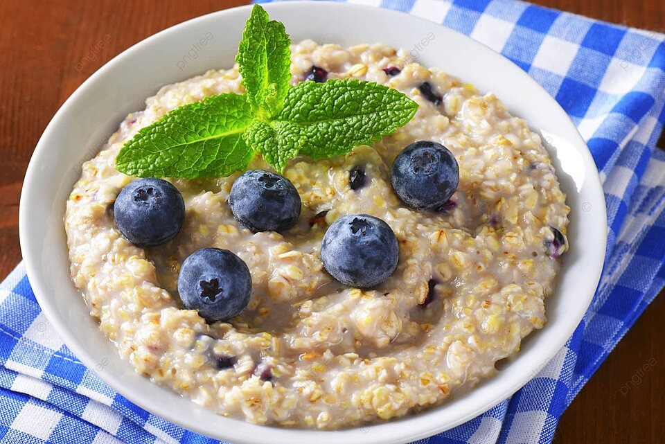 Semangkuk bubur gandum hangat yang disajikan dengan topping buah segar