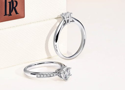 Gambar cincin Darry Ring dengan batu permata berkilau yang memukau