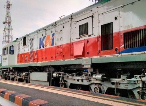 KA Solo Jakarta melaju di rel dengan latar belakang matahari pagi