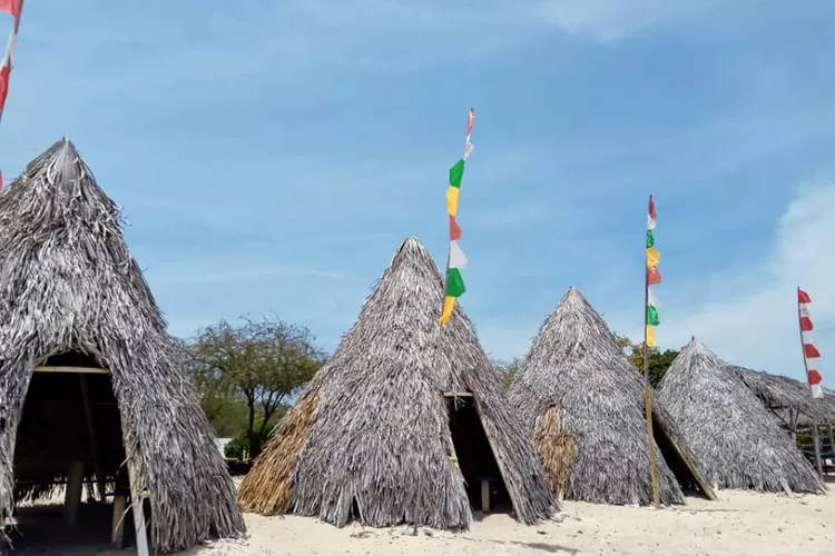 Pantai Tablolong : Spot Liburan NTT yang Diam-Diam Makin Hits!