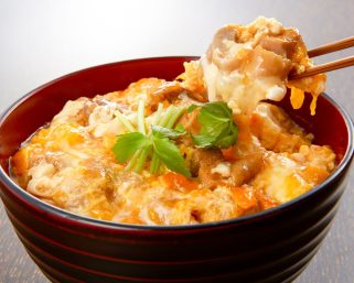 Donburi Jepang: Semangkuk Nasi yang Menyatukan Rasa, Budaya, dan Kehangatan