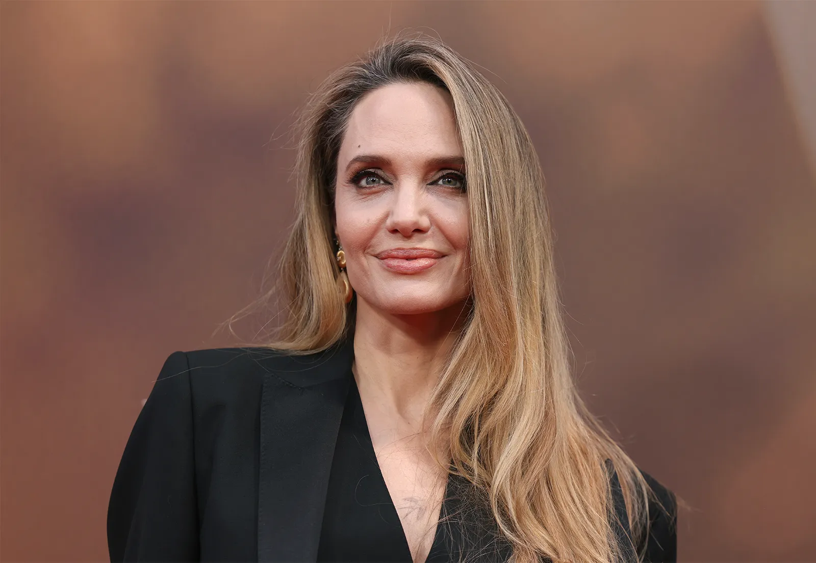 Angelina Jolie: Kecantikan, Keberanian, dan Kemanusiaan yang Tak Pernah Pudar