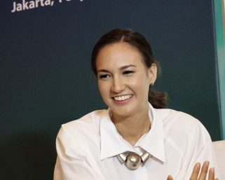 Nadine Chandrawinata: Ikon Kecantikan Natural dan Pelestarian Lingkungan Indonesia