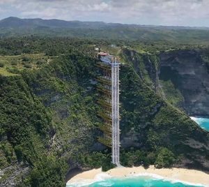 Lift Kaca Nusa Penida: Sensasi Melayang di Atas Tebing yang Bikin Deg-degan Tapi Ketagihan