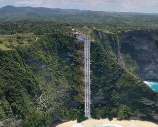 Lift Kaca Nusa Penida: Sensasi Melayang di Atas Tebing yang Bikin Deg-degan Tapi Ketagihan