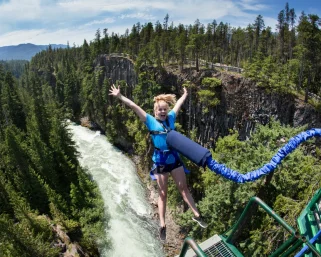 Bungee Jumping: Menguak Sensasi dan Fakta Menarik Terjun Menantang Adrenalin