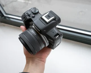 Canon EOS R50: Kamera Mirrorless Ringkas dengan Performa Besar untuk Kreator Modern