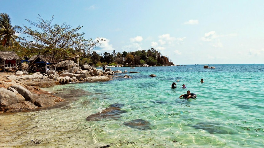 Pesona Alam Pantai Trikora yang Autentik