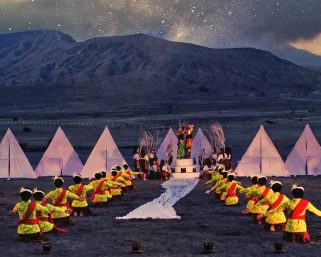 Ritual Suci di Kawah Bromo: Menyelami Tradisi Upacara Kasada