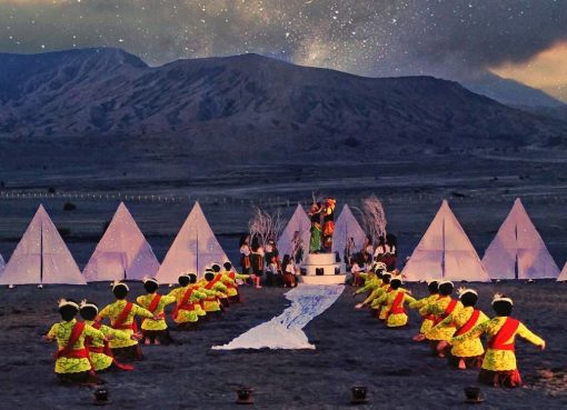 Ritual Suci di Kawah Bromo: Menyelami Tradisi Upacara Kasada