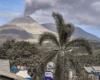 Gunung Lewotobi: Kisah Sunyi, Magis, dan Keindahan yang Membekas di Hati