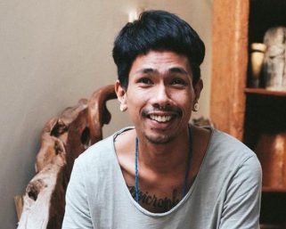 Pesona Ari Lesmana: Sang Musisi “Zona Nyaman” yang Tak Pernah Berhenti Berevolusi